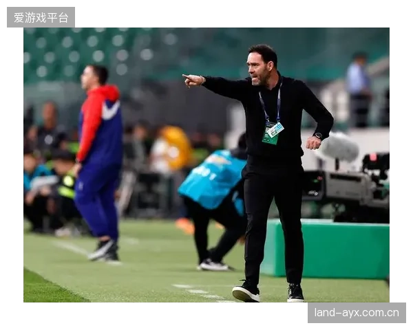 球队在预选赛中展现出遇强不弱的韧性，面对西亚强队时稳固的防守是其取分之匙。